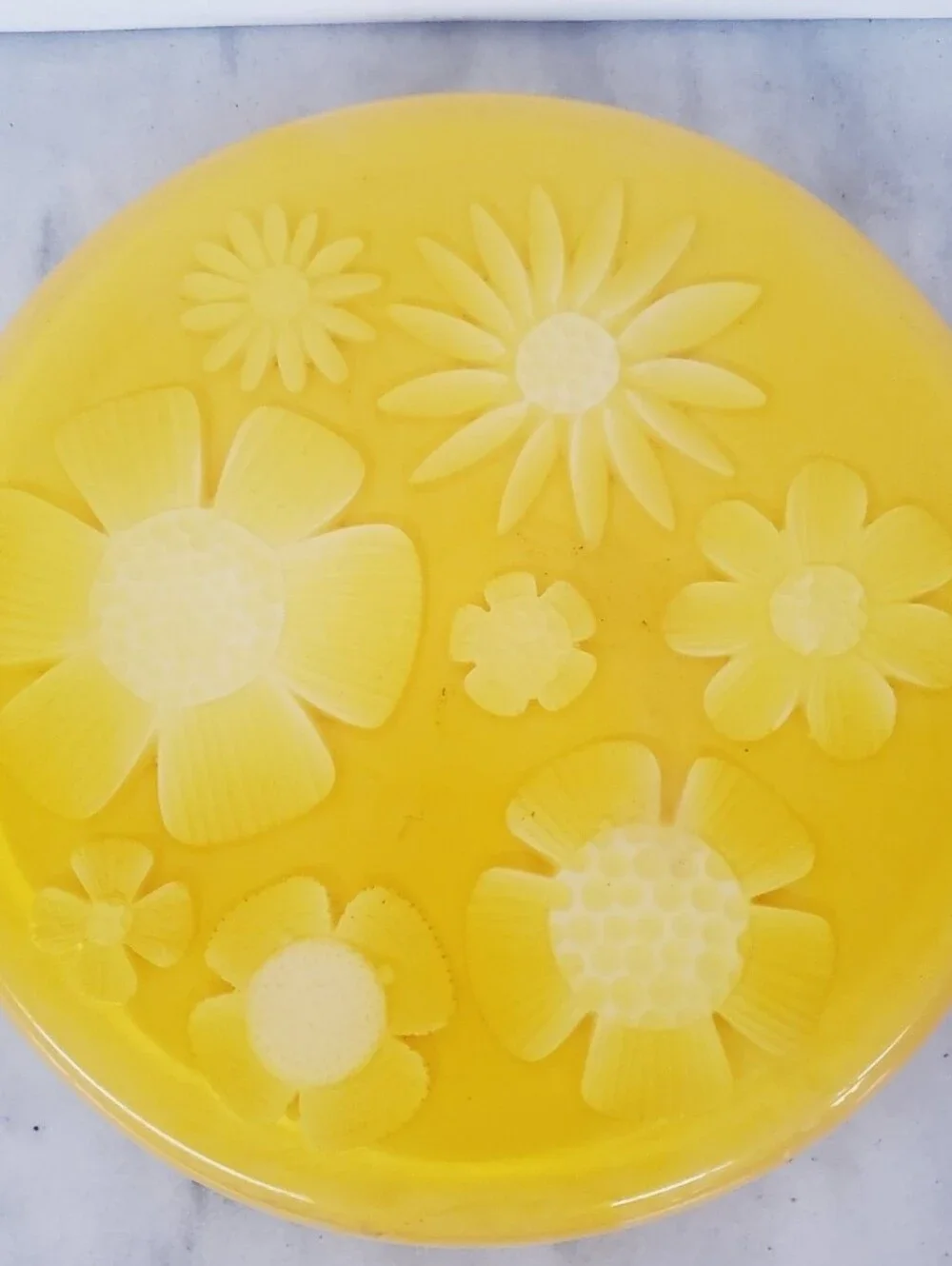 Vintage Lucite Kitchen Decor Daisy Flower Round Trivet Yellow Holder Retro
